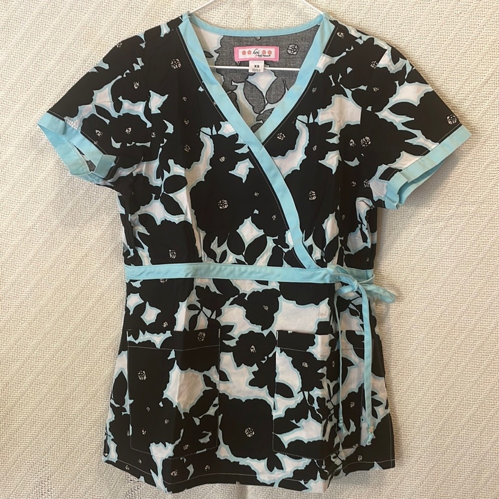KOI Scrub Top XS Signature Wrap Top with Sophisticated Print & Details, Pockets!